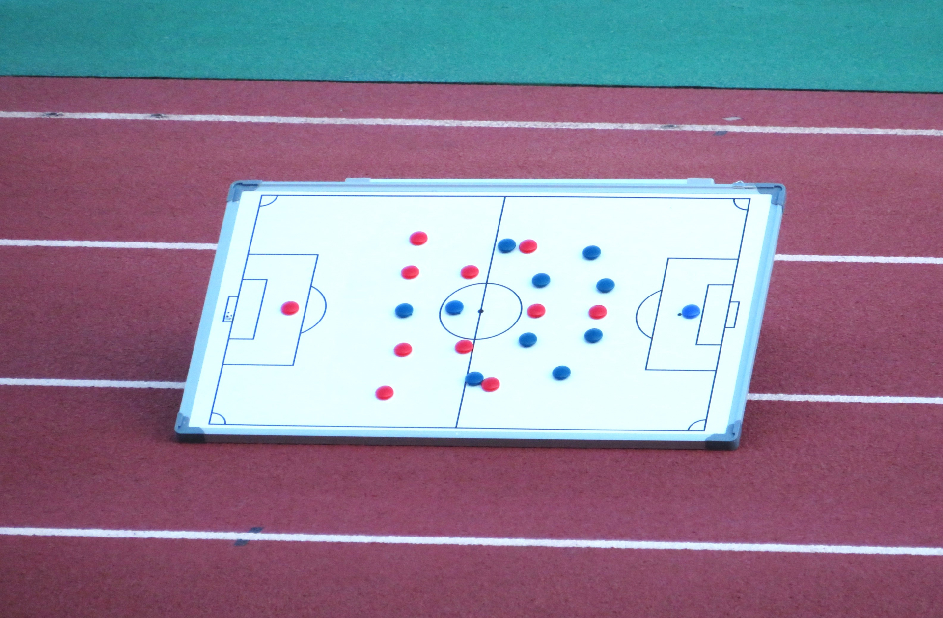 You are currently viewing why is it important to learn a play model and understand basic team and individual tactics?